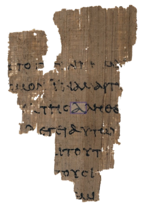 Das Foto der Rückseite von P52, dem ältesten bekannten Fragment des Neuen Testaments, zeigt einen kleinen, stark abgenutzten Papyrus. Auf ihm sind Bruchstücke aus dem Johannesevangelium (Johannes 18:37-38) in griechischer Schrift zu erkennen. Die dunklen, handgeschriebenen Buchstaben, obwohl teilweise beschädigt, sind ein Zeugnis für die außergewöhnliche Überlieferungsgeschichte der Bibel. Dieses Fragment wird auf das frühe 2. Jahrhundert (ca. 125 n. Chr.) datiert und widerlegt die Annahme, dass die Bibel über die Jahrhunderte hinweg vollständig verfälscht oder ständig umgeschrieben wurde.

Der Fund von P52 zeigt, dass die Texte des Neuen Testaments, wie sie heute bekannt sind, inhaltlich konsistent mit den ältesten erhaltenen Manuskripten sind. Er gibt Antworten auf Fragen wie: „Ist die Bibel verfälscht?“ oder „Wie oft wurde die Bibel umgeschrieben?“ und verweist auf die bemerkenswerte Übereinstimmung zwischen den frühen und den heutigen Texten. P52 liefert ein greifbares Stück der originalen Bibel, das belegt, dass die zentrale Botschaft der Bibel über die Jahrhunderte hinweg bewahrt wurde. Wer sich fragt, ob wir heute die echte Bibel besitzen, findet in P52 ein überzeugendes Beispiel für die Zuverlässigkeit der Überlieferung.