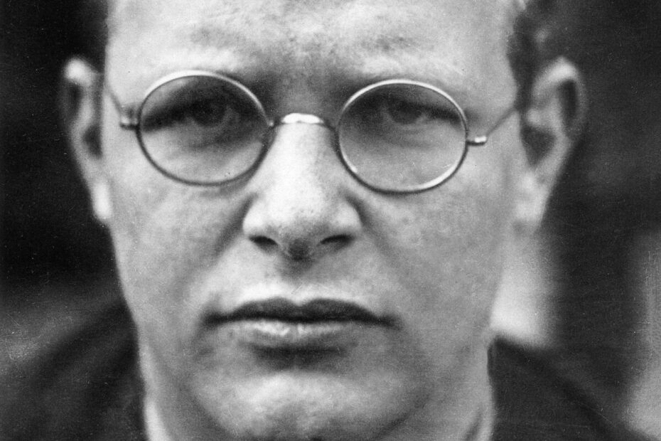 Foto von Dietrich Bonhoeffer, Autor des Werkes "Nachfolge", worin er billige Gnade als Todfeind der Kirche bezeichnet.