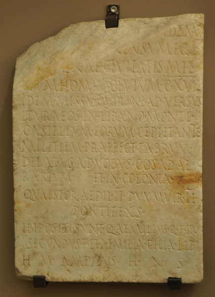 Der abgebildete Grabstein gehört Quintus Aemilius Secundus, einem römischen Offizier, der in der Provinz Syrien tätig war. Besonders bemerkenswert ist die Inschrift, die darauf hinweist, dass er unter dem römischen Legaten Publius Sulpicius Quirinius eine Volkszählung in der Stadt Apamea durchführte. Diese Erwähnung ist von großer historischer Bedeutung, da Quirinius in der Bibel, insbesondere im Evangelium nach Lukas (Lukas 2,1-3), im Zusammenhang mit einer Volkszählung genannt wird, die zur Zeit der Geburt Jesu Christi stattfand.

Der jüdische Historiker Flavius Josephus erwähnt ebenfalls eine Volkszählung, die von Quirinius in Judäa durchgeführt wurde, was zu erheblichem Widerstand führte und letztlich zu einer Revolte der Zeloten beitrug. Die Volkszählung wird daher oft als ein historisches Ereignis betrachtet, das in verschiedenen Quellen dokumentiert ist, einschließlich biblischer Texte und römischer Inschriften wie dieser.
