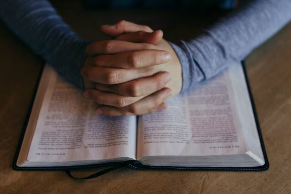 Betende Hände auf einer Bibel, Gebet für Bibelstudium