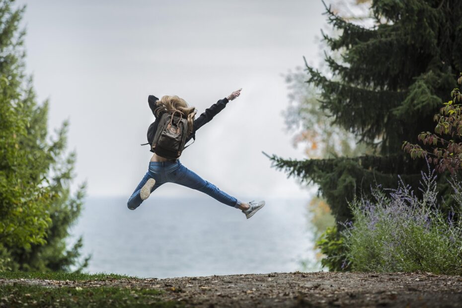 Frau, springen, Rucksack, Kämpfst du für deine Freude